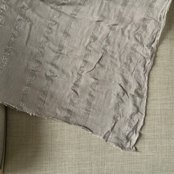 TAHARI Grey Square Scarf with Silver Threads - Picture 1 of 5